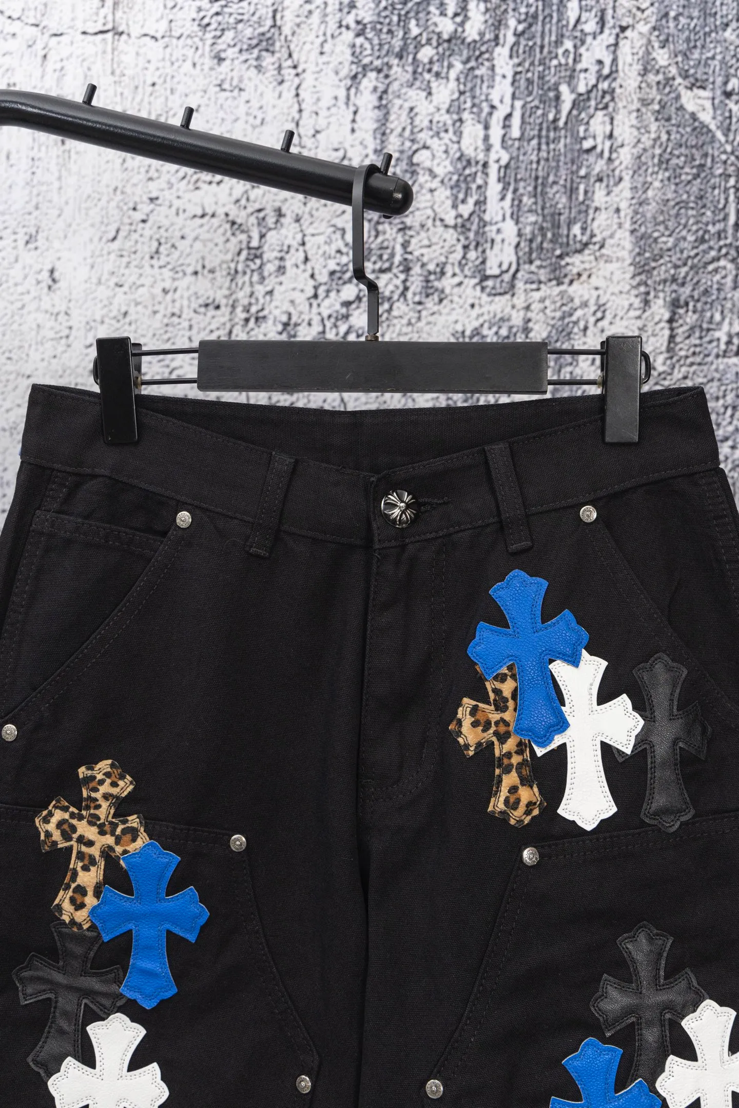 P270 chrome hearts new blue and white leopard print cross patchwork leather black jeans vi Top heavy industry fashionable design] Consistent high street luxury style creation. Speaking of this style, the Zangyin family and GU family are definitely the leading representative brands. Especially the Zangyin family has really achieved a state-of-the-art effect in creating high street style. The unique washed material is used to create this style. The color system is quite eye-catching. After it is decorated with patchwork cross flowers, it cleverly highlights the charm of the brand. Secondly, this style uses classic The classic high-waist cutting design highlights the long legs and fashionable temperament of the upper body. The brand is highly recognizable and the slim fit configuration is more suitable for daily wear. It is a product that interprets personality, fashion, and specifications at a glance. This single product is enough to make any fan excited. It can be a white T-shirt for youthful preppy style, or a tight suspender for lady style. It has strong matching ability and can be easily controlled by men.  [Materials and craftsmanship] Needless to say, this point goes without saying. As an excellent craftsman brand, Zangyin’s requirements for details and craftsmanship are really perfect. The washed color of this model has gone through so many processes, not to mention the embellishment of denim appliques. It is also purely hand-made and sewn. Just like what they believe in, only hand-made things have soul and have the meaning of wear. A top-notch heavy-duty fashionable denim item, I look forward to your perfect interpretation! ! Size: 28-36 Color: black